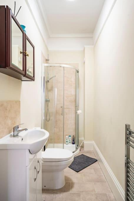 Villa Perfect For Large Family & Friends, Free Parking, Games Reading Exterior foto